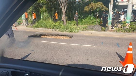 4일 오후 3시18분쯤 경남 진주시 대신로 상평교 교차로에서 공단광장사거리 방향 편도 3차선 도로 3차선에서 가로 3.5m, 세로 1.8m, 깊이 3.5m의 싱크홀(지반 침하)이 발생했다. 사진은 현장 모습.(독자제공)