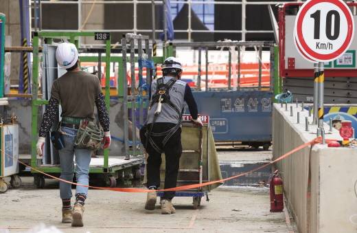 '주 52시간 근무제' 시행으로 인한 건설현장의 공사기간(공기) 지연 문제가 기업의 비용 부담 증가로 이어지고 있다. /사진=뉴스1