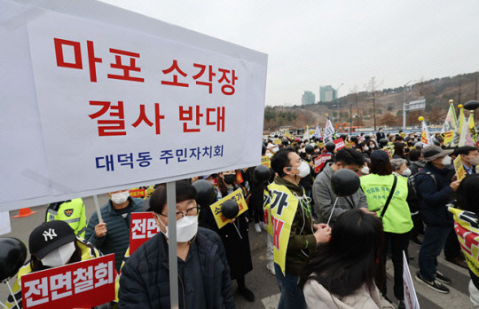 지난 3월 7일 서울 마포구 상암동 광역자원회수시설 전략환경평가서(초안) 공청회가 열리는 마포구 서울월드컵경기장 리셉션홀 서문 입구에서 주민 등 마포소각장 추가 백지화투쟁본부 관계자들이 서울시를 규탄하는 집회를 하고 있다. 연합뉴스