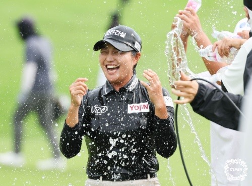 동료들로부터 우승 축하 세례를 받으며 함박 웃음을 짓고 있는 서연정. [사진=KLPGA]