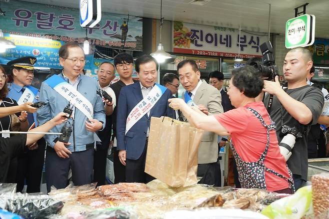 조승환 해양수산부장관이 4일 청호시장을 찾아 수산물 안전 관리 현장 점검을 실시했다