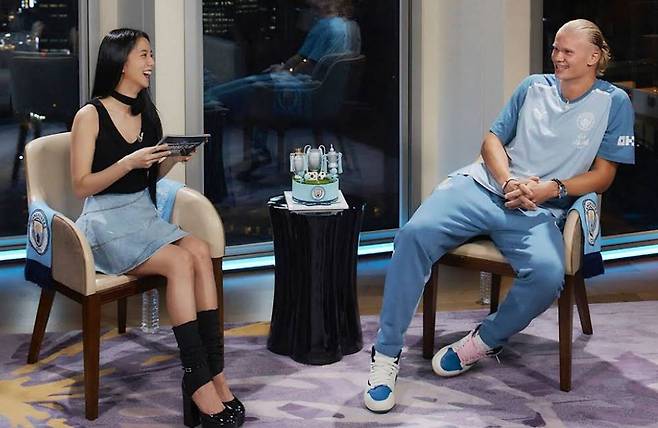 쿠팡플레이는 지난달 블랙핑크 지수와 맨체스터 시티 대표 선수 엘링 홀란의 만남 영상을 공개했다. [쿠팡플레이]