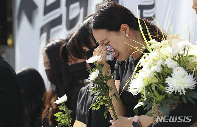 [서울=뉴시스] 김근수 기자 = 2일 오후 서울 영등포구 국회대로 앞에서 열린 50만 교원 총궐기 추모 집회에서 지난 7월 숨진 서이초 교사 대학·대학원 동기 동료들이 추도사 도중 눈물을 흘리고 있다. 2023.09.02. ks@newsis.com