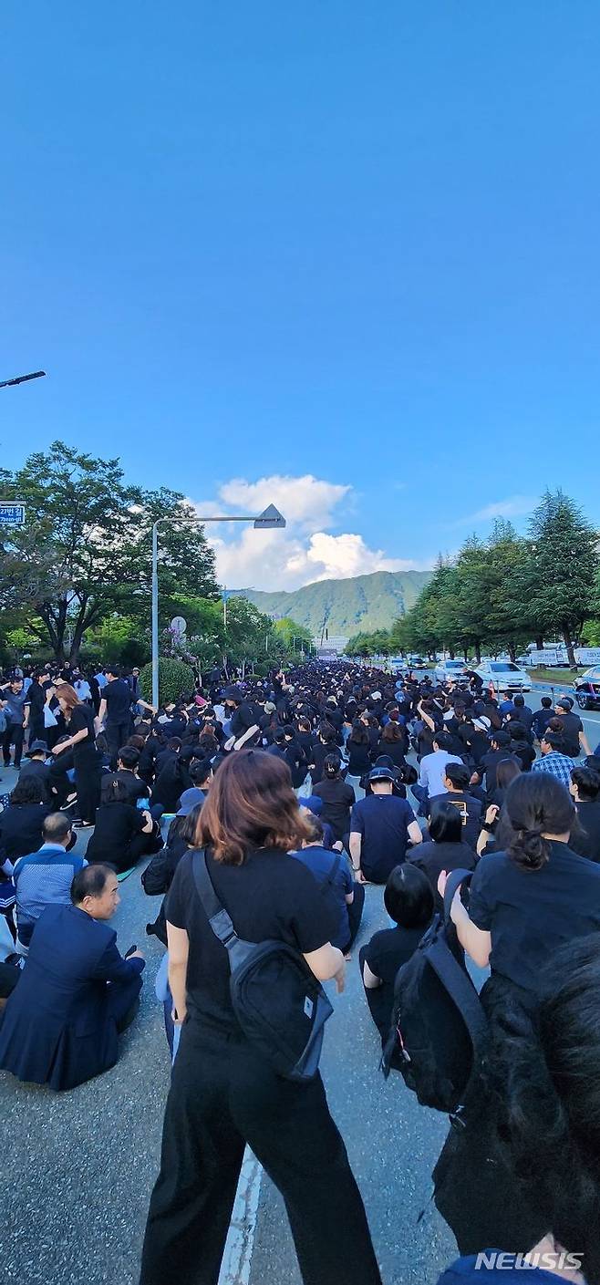 경남교육청 앞 '서이초교사49재' 추모집회