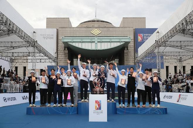 3일 서울 용산구 전쟁기념관 평화의 광장에서 열린 '현대자동차 정몽구배 한국양궁대회 2023'에서 수상자들이 기념사진을 찍고 있다. 현대자동차 제공