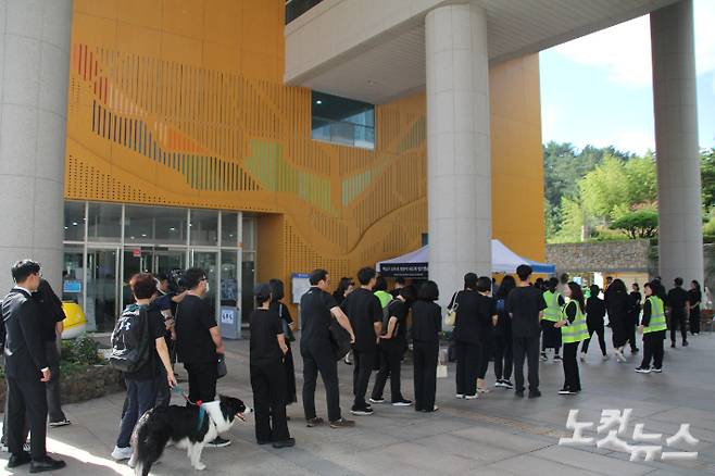 울산교육청 출입구 옆에 마련된 임시 분향소를 찾은 교사들의 발길이 이어졌다. 반웅규 기자