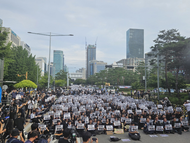 ▲4일 오후 서울 영등포구 국회대로에서 열린 고(故) 서이초 교사 49재 추모집회 모습. ⓒ프레시안(한예섭)