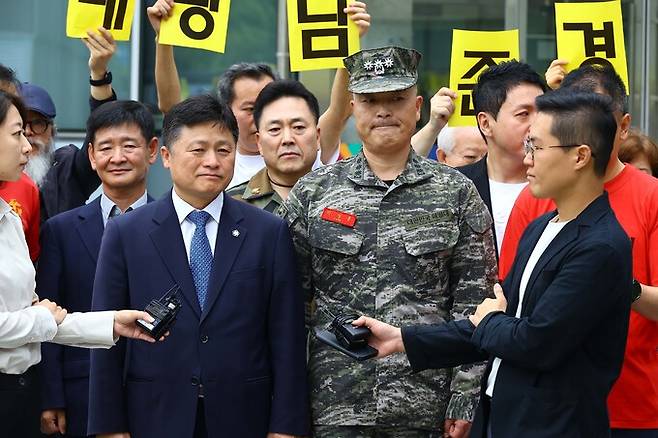 채모 상병 순직 사건을 수사하다가 보직 해임된 박정훈 대령(전 해병대 수사단장)이 4일 경기도 수원시 영통구 수원지방법원에서 열린 보직해임 집행정지 신청 사건의 첫 심문기일에 출석하고 있다. 수원=남제현 선임기자