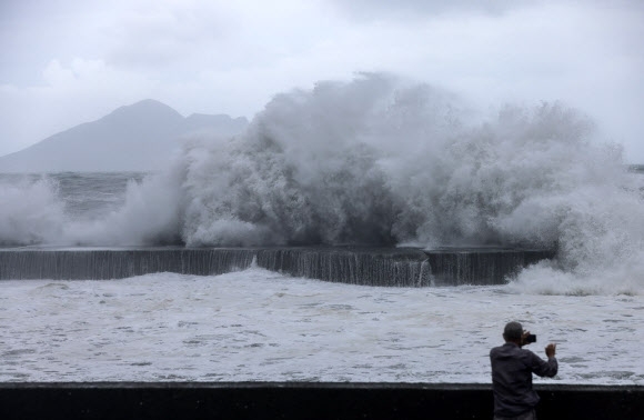 11호 태풍 하이쿠이가 대만 동부에 상륙한 3일 한 남성이 동북부 이란현의 해안에서 거대한 파도 사진을 찍고 있다. 2023.9.3 AFP 연합뉴스