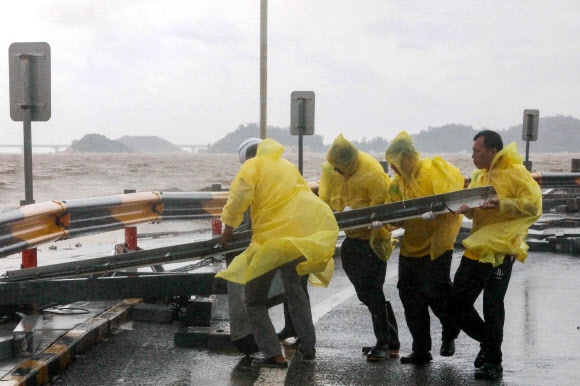 2일 중국 남부 광둥성 주하이에서 작업자들이 9호 태풍 사올라로 인한 피해를 복구하고 있다. 2023.9.2 AFP 연합뉴스