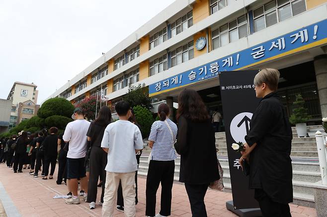 4일 서울 서초구 서이초등학교에서 추모객들이 헌화하고 있다. ⓒ연합뉴스