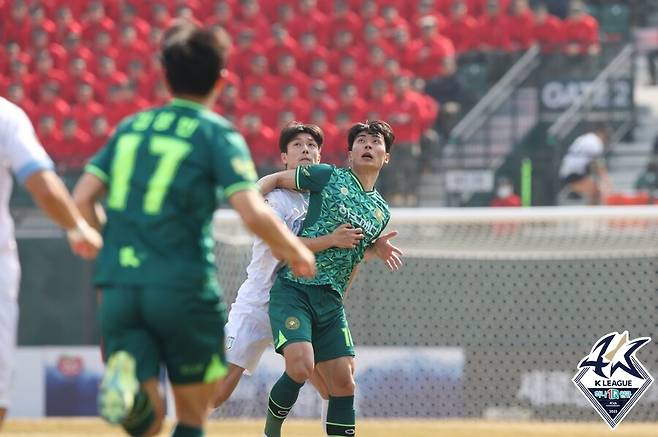 ▲ 공격과 수비 진영을 넘나들며 김포 엔진 역할을 해낸 김종석. ⓒ한국프로축구연맹