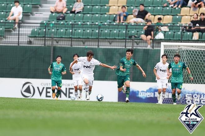 ▲ 김종석(사진 오른쪽). ⓒ한국프로축구연맹