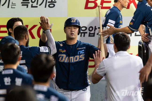 홈런을 친 뒤 더그아웃에서 동료들의 축하를 받는 김형준(가운데). /사진=NC 다이노스