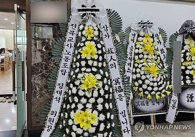 군산 초등학교 교사 빈소에 놓인 근조화환 (군산=연합뉴스) 임채두 기자 = 3일 오전 전북 군산시 은파장례문화원에 마련된 군산 초등학교 교사의 빈소 앞에 근조화환이 놓여 있다. 2023.9.3 doo@yna.co.kr
