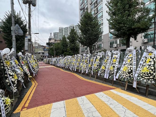 양천구 한 초등학교 앞 (서울=연합뉴스) 최윤선 기자 = 4일 오전 양천구 한 초등학교 앞에 늘어선 근조화환. 2023.09.04. ysc@yna.co.kr