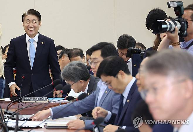 이동관 방통위원장 (서울=연합뉴스) 신준희 기자 = 4일 국회에서 열린 과학기술방송통신위원회 전체회의에서 이동관 방송통신위원장이 미소를 짓고 있다. 2023.9.4 hama@yna.co.kr