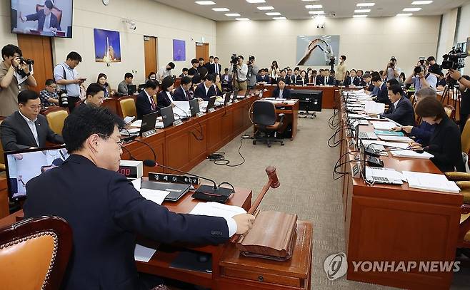 과방위, 기분좋게 출발 (서울=연합뉴스) 신준희 기자 = 4일 국회에서 열린 과학기술방송통신위원회 전체회의에서 장제원 위원장이 의사봉을 두드리고 있다. 2023.9.4 hama@yna.co.kr