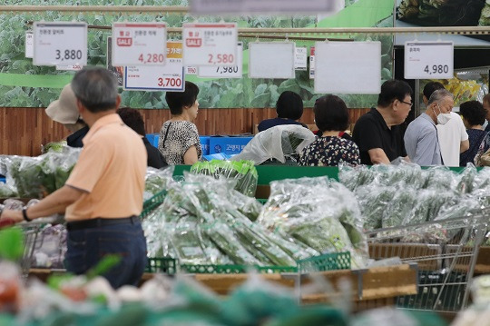 폭우·폭염, 석유류 가격 인하 둔화 등으로 8월 소비자 물가가 3.4%나 올랐다. 지난달 31일 오후 서울 시내 한 대형마트에서 시민들이 장을 보고 있다. [사진=뉴시스]