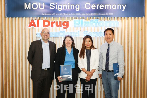 신테카바이오USA에서 폴라리스QB와 신테카바이오 관계자들이 MOU 체결 후 기념사진을 촬영하고 있다. 맨 오른쪽이 정종선 신테카바이오 대표.(사진=신테카바이오)