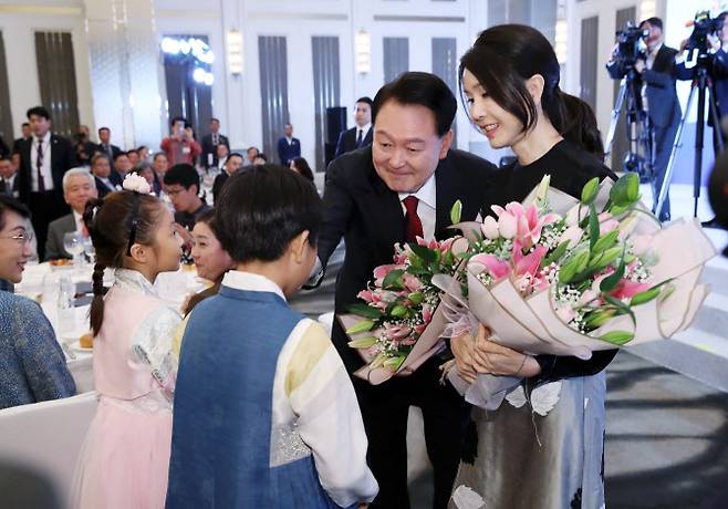 동아시아국가연합(아세안·ASEAN) 정상회의 참석차 인도네시아를 방문한 윤석열 대통령과 김건희 여사가 5일(현지시간) 자카르타 시내 한 호텔에서 열린 인도네시아 동포 초청 만찬 간담회에서 화동으로부터 꽃다발을 받고 있다. (사진=연합뉴스)