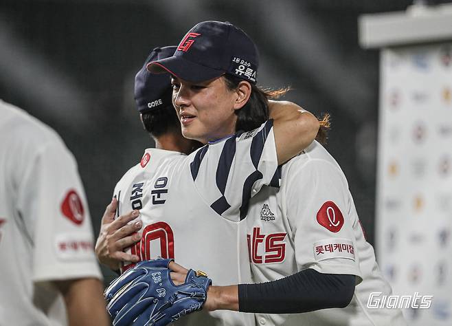 이종운 롯데 자이언츠 감독대행(왼쪽)과 김원중. (롯데 자이언츠 제공)