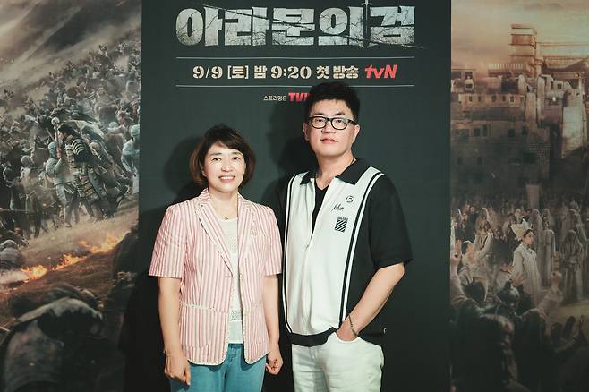 김영현 작가(왼쪽), 박상연 작가/ 사진제공=tvN