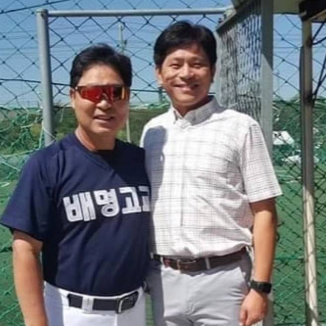 이만수 전 SK 감독과 배명고 천향욱 선생님. 사진제공 | 헐크 파운데이션