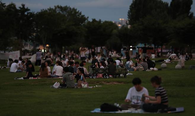 입추 전날인 지난달 7일 저녁 서울 영등포구 여의도 한강공원을 찾은 시민들이 열대야를 이겨내고 있다. 2023.8.7/뉴스1