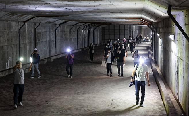 5일 서울 중구 지하철 2호선 시청역과 을지로입구역 사이 지하 2층 미개방 공간이 언론에 공개되고 있다.서울시는 40년 만에 공개되는 폭 9.5m, 높이 4.5m, 총 길이 335m규모의 이 공간을 오는 8~23일 시민들에게 공개한다./뉴스1