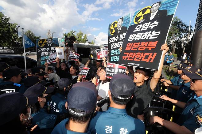 25일 오후 서울 종로구 주한일본대사관 앞에서 ‘일본의 방사능 오염수 투기 강력 규탄 및 저지 항의 기자회견'을 마친 한국대학생진보연합 회원들이 항의서한을 전달하기 위해 이동하고 있다. 경찰이 항의서한 전달을 제지하자 참가자들이 구호를 외치고 있다. /뉴시스