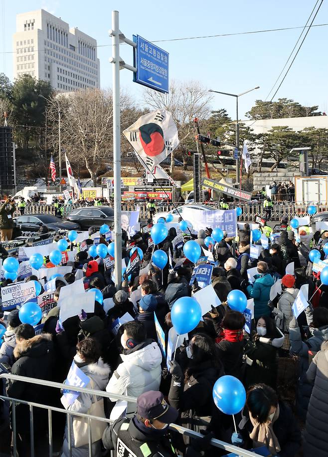 더불어민주당 이재명 대표가  대장동 사건으로 검찰에서 피의자로 소환돼 조사를 받던 지난 1월 28일 오전 서울 서초구 서울중앙지검 앞에서 이 대표 지지자들과 보수단체 회원들이 맞불 집회를 하는 모습./뉴스1