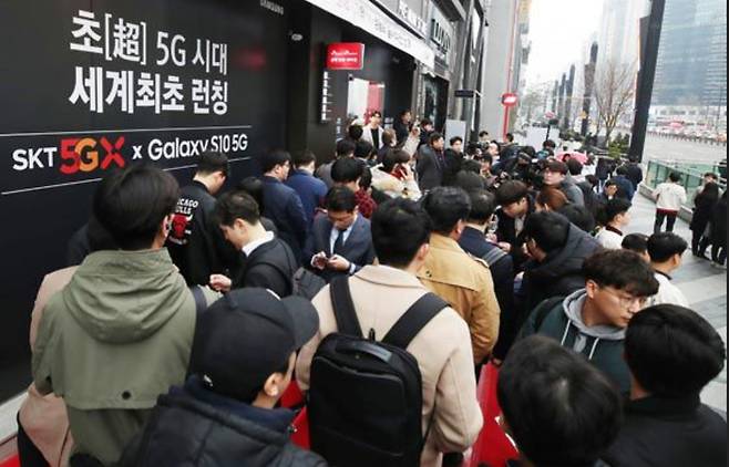 2019년 4월 5일 오전 통신 3사가 전국 대리점과 온라인몰에서 5G(5세대 이동통신) 스마트폰 판매와 서비스 개통을 시작했다. 이날 오전 서울 SK텔레콤 강남직영점에 5G 서비스에 가입하려는 고객들이 긴 줄을 섰다./SK텔레콤
