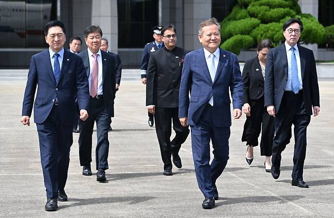 5일 경기 성남시 서울공항에서 이상민 행안부 장관과 김기현 대표 등이 윤석열 대통령을 환송하기 위해 이동하고 있다. 대통령실사진기자단