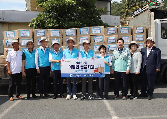 4일 전남 장흥 수문해수욕장 일대에서 해안가 환경정화 플로깅을 마치고 노동진 수협중앙회장(왼쪽에서 다섯번째), 김승남 의원(왼쪽에서 여섯번째), 강신숙 수협은행장(왼쪽에서 일곱번째) 등 참가자들이 기념촬영 했다.