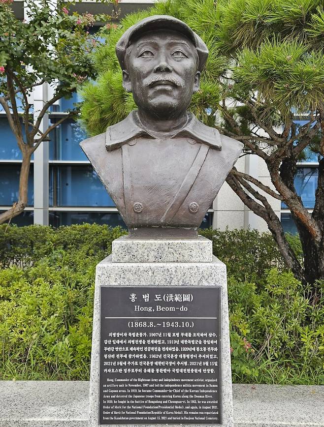 [서울=뉴시스] 옥승욱 기자 = 국방부가 육군사관학교 내에 설치된 고(故) 홍범도 장군 흉상을 포함한 국방부 청사 앞에 설치된 흉상도 필요시 이전을 검토하고 있다고 밝혔다. 사진은 28일 서울 용산구 국방부 청사 앞에 설치된 고(故) 홍범도 장군 흉상 모습. 2023.08.28. okdol99@newsis.com /사진=뉴시스