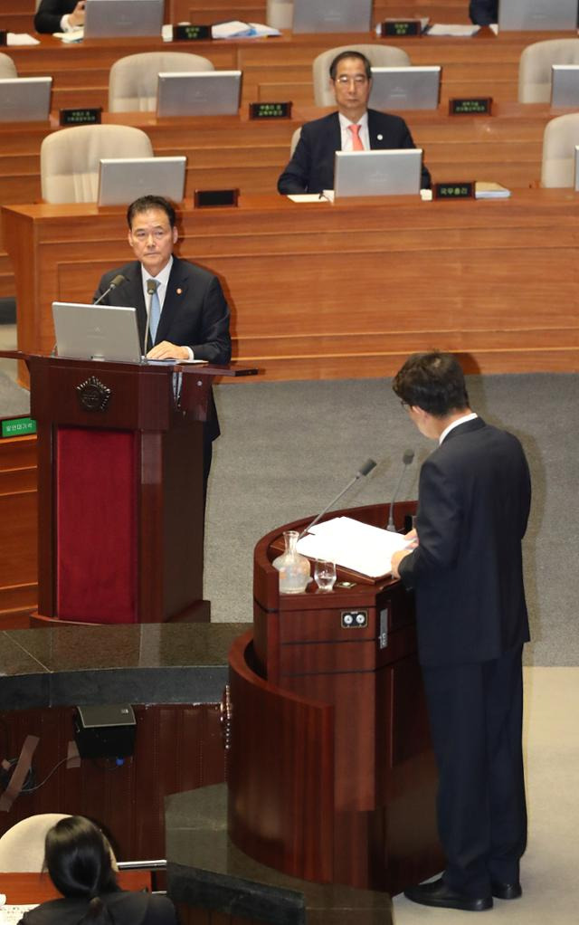 김영호 통일부 장관이 5일 국회에서 열린 제410회 국회(정기회) 제2차 본회의 정치 분야 대정부질문에서 권성동 국민의힘 의원의 질문에 답하고 있다. 뉴스1