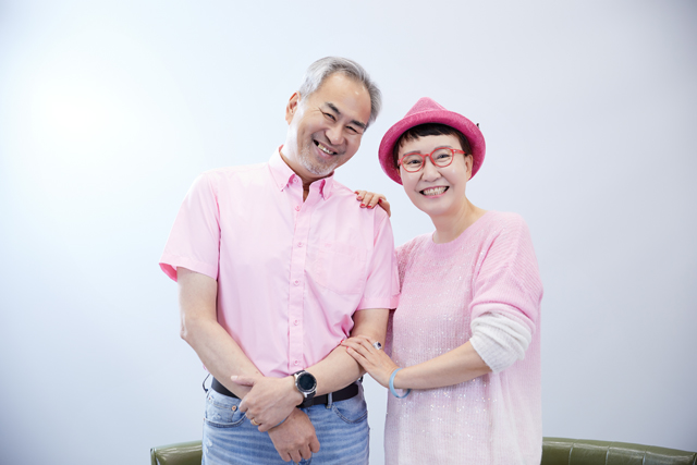 췌장암 4기와 기대 여명 6개월을 이겨낸 박용수(왼쪽)씨와 그의 아내인 강애리자(오른쪽)씨./사진=신지호 기자