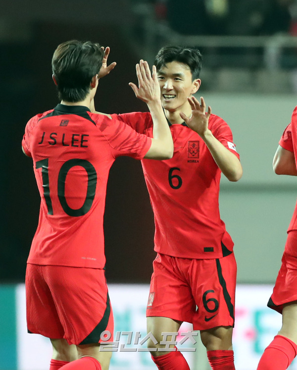 위르겐 클린스만 감독이 이끄는 대한민국 축구대표팀이 28일 오후 서울 마포구 서울월드컵경기장에서 우루과이를 상대로 평가전을 가졌다. 후반 동점골을 넣은 황인범이 이재성의 축하를 받고 있다. 상암=김민규 기자 mgkim1@edaily.co.kr /2023.03.28/