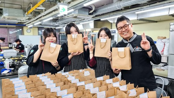 ‘빵빵한 한 끼’ 행사를 준비한 디저트베이커리전공 학생들과 이재동 학과장