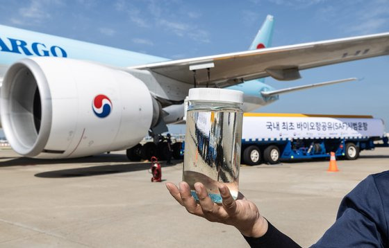 대한항공이 5일 인천국제공항에서 GS칼텍스와 바이오항공유(Sustainable Aviation Fuel, SAF) 실증 운항기념식을 열었다고 밝혔다. 사진은 실증 운항을 위해 급유 되는 바이오항공유(SAF). 대한항공 제공