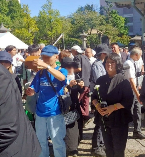 무소속 윤미향 의원이 지난 1일 일본 도쿄 스미다구에 위치한 요코아미초 공원에서 열린 간토대지진 100주년 조선인희생자추모행사에 참석, 추모비에 헌화하기 위해 대기하고 있다. 연합뉴스