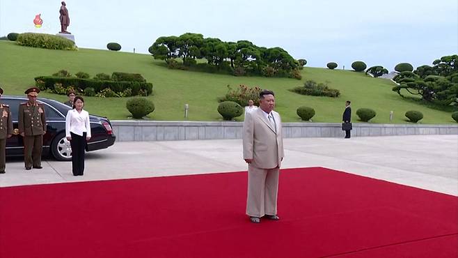 김정은 북한 국무위원장이 딸 김주애와 함께 지난달 27일 해군절을 맞아 해군사령부를 방문해 사열을 받고 있다. 김주애 뒤편 옆쪽에 박정천 북한군 원수(왼쪽부터)와 강순남 국방상이 서있다. 조선중앙TV|연합뉴스