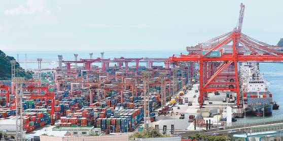 Containers are stacked up at a port in Busan on July 25. [JOONGANG PHOTO]