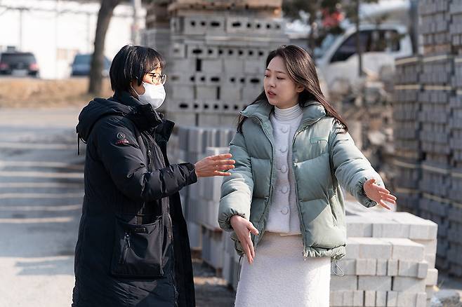 '다음 소희'가 영평상 작품상에 선정됐다. 사진은 촬영 현장에서의 정주리 감독(왼쪽)과 김시은의 모습. 사진제공=