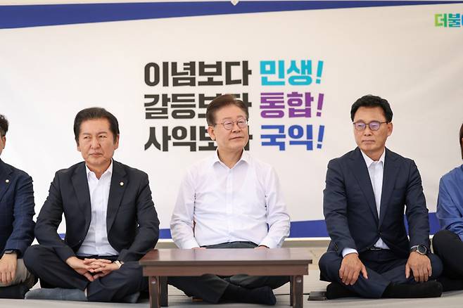 ▲ 8월31일 이재명 더불어민주당 대표와 지도부가 국회본청 앞 투쟁천막에서 단식투쟁을 하고 있다. 사진=더불어민주당 홈페이지