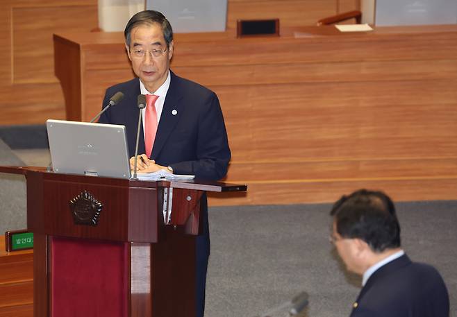 한덕수 국무총리가 5일 국회에서 열린 본회의 대정부질문에서 더불어민주당 설훈 의원의 질의에 답하고 있다.  [연합뉴스]