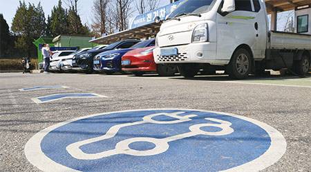 전기차 품질 경쟁력을 높이기 위해 실리콘 음극재 등 배터리 소재 경쟁이 치열해졌다. 사진은 서울의 한 주차장에서 전기차들이 충전하는 모습. (연합뉴스)