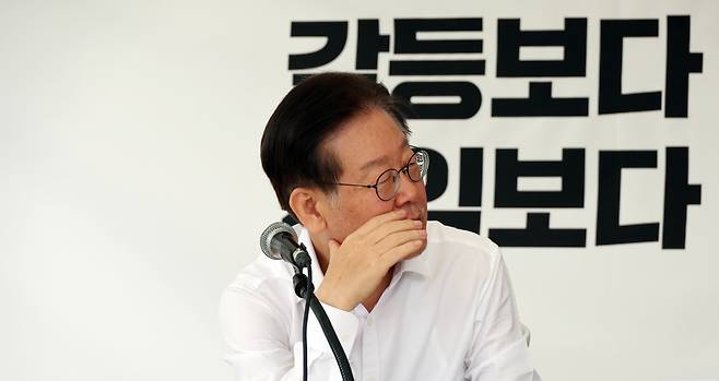 이재명 더불어민주당 대표가 4일 국회 앞 단식투쟁 천막에서 최고위원회의 후 의원들과 대화하고 있다. [연합]