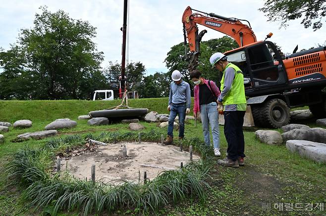 서울시가 임옥상 씨 작품을 철거하기로 밝힌 5일 서울 중구 남산 일본군 위안부 기억의 터에서 관계자들이 작품 '세상의 배꼽'을 철거한 뒤 살펴보고 있다. 임세준 기자